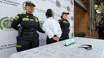 Durante el allanamiento, la policía incautó un millón de pesos, 3.000 dólares, gafas y relojes que podrían estar relacionados con denuncias anteriores de turistas afectados - crédito @FicoGutierrez/ X