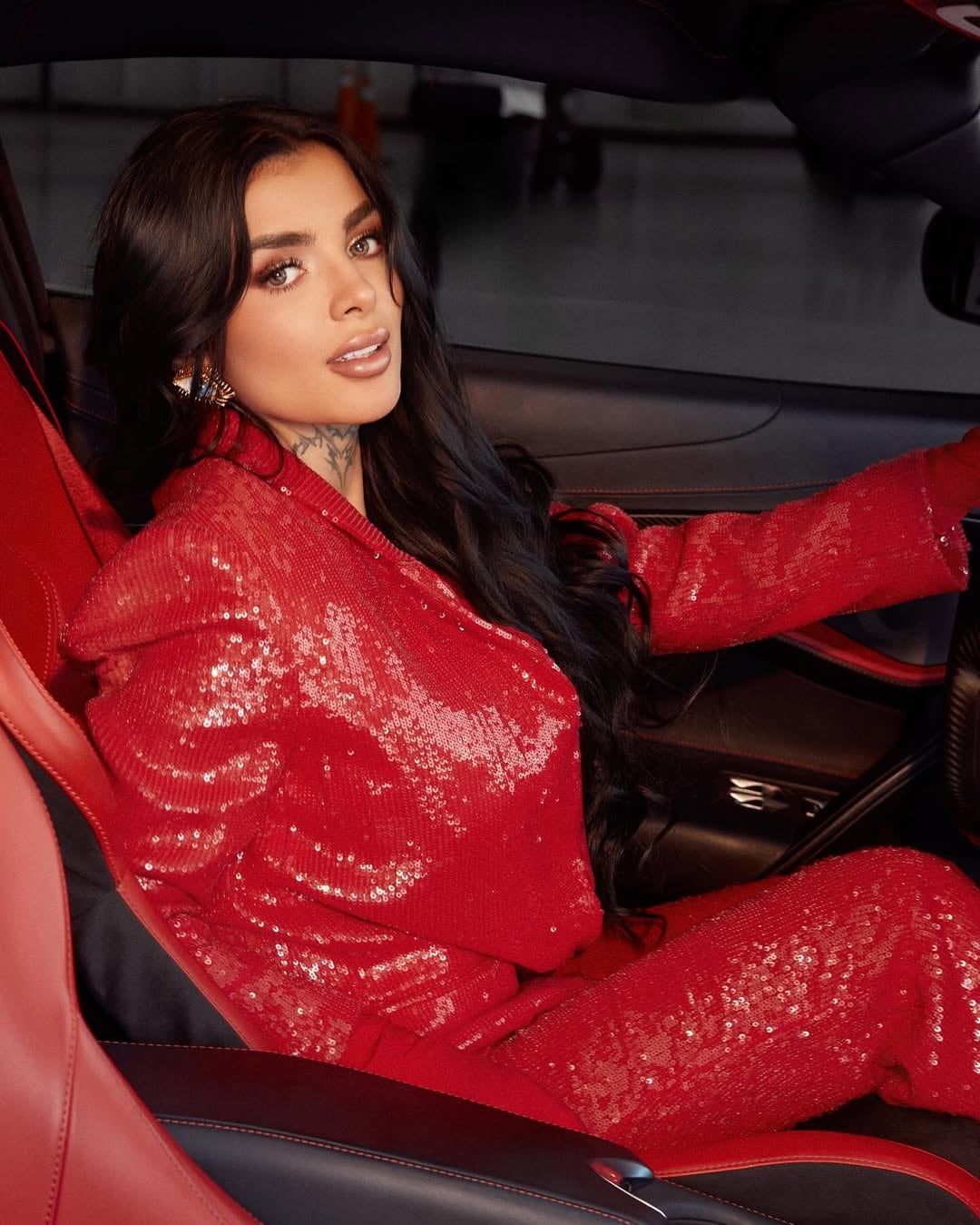 Karely Ruiz aclara en entrevista que aún no recibe una demanda penal tras el conflicto entre Jhon Echeverry y Alfredo Adame.(@jonaorle, Instagram)