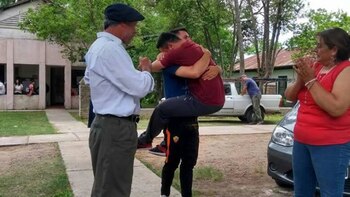 Los hermanos abrazados luego de