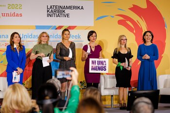 Unidas Woche Eroeffnungsveranstaltung Seguimos Unidas 2022 – Opening Event im Auswaertigen Amt. Annalena Baerbock (Buendnis 90/Die Gruenen), Bundesaussenministerin, aufgenommen bei der Unidas Preisverleihung mit den Preistraegerinnen. Berlin, 22.03.2022