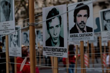 Miles de carteles con los