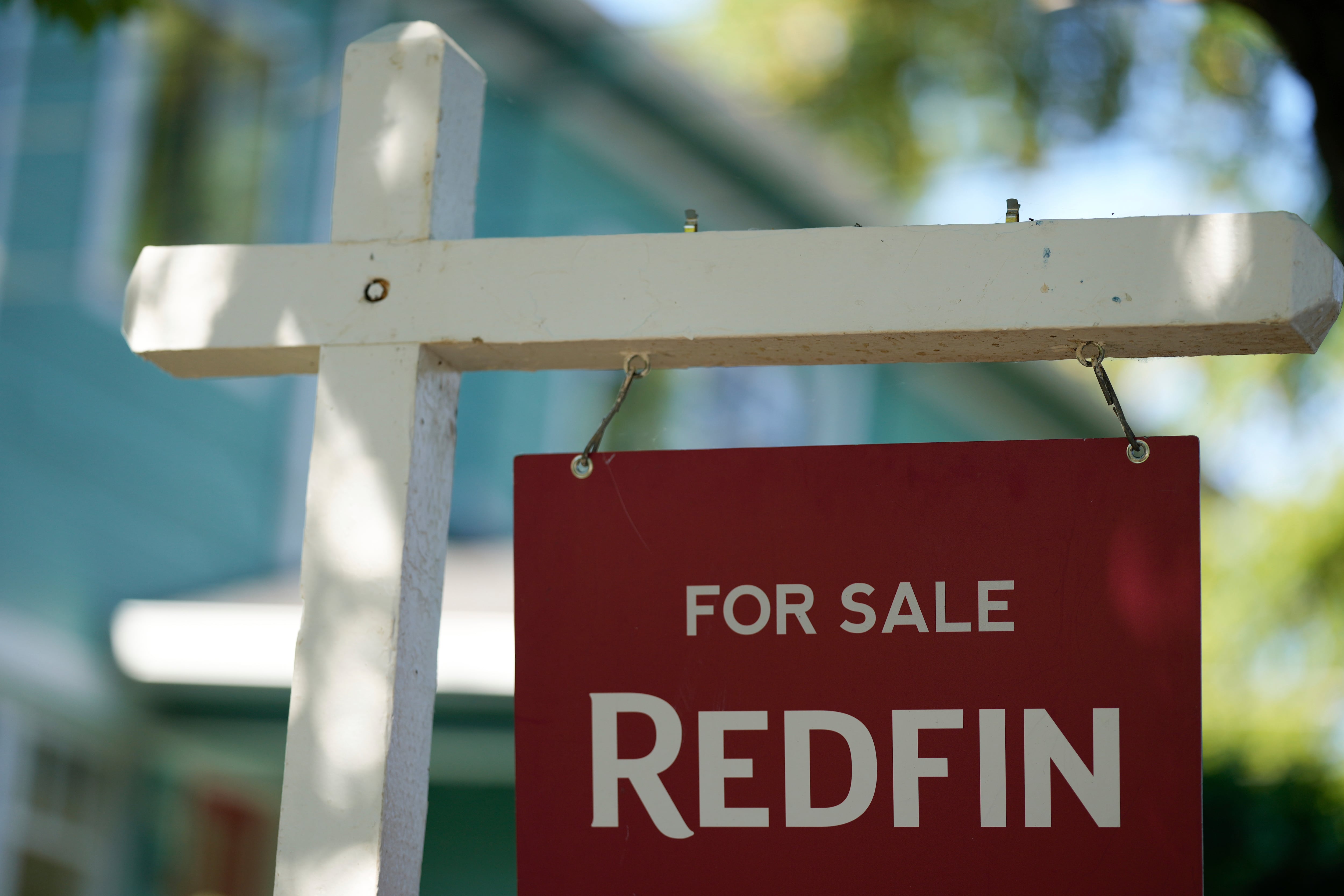 La oferta de viviendas y una demanda limitada impulsaron aumentos en los recortes de precios en ciudades como Tampa, San Antonio, Denver y Portland/Vancouver (AP Foto/Jenny Kane, Archivo)