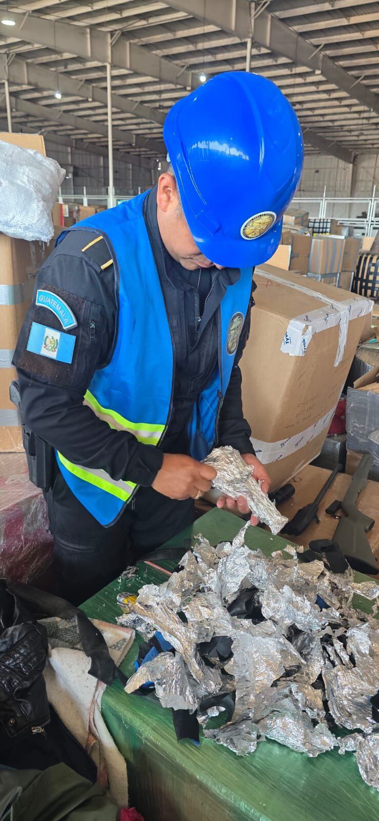 Un cargamento con destino final en Huehuetenango desata una investigación judicial. Las incógnitas sobre remitentes y destinatarios alimentan el hermetismo en un operativo que sacude la región (Foto cortesía Ministerio de Gobernación)