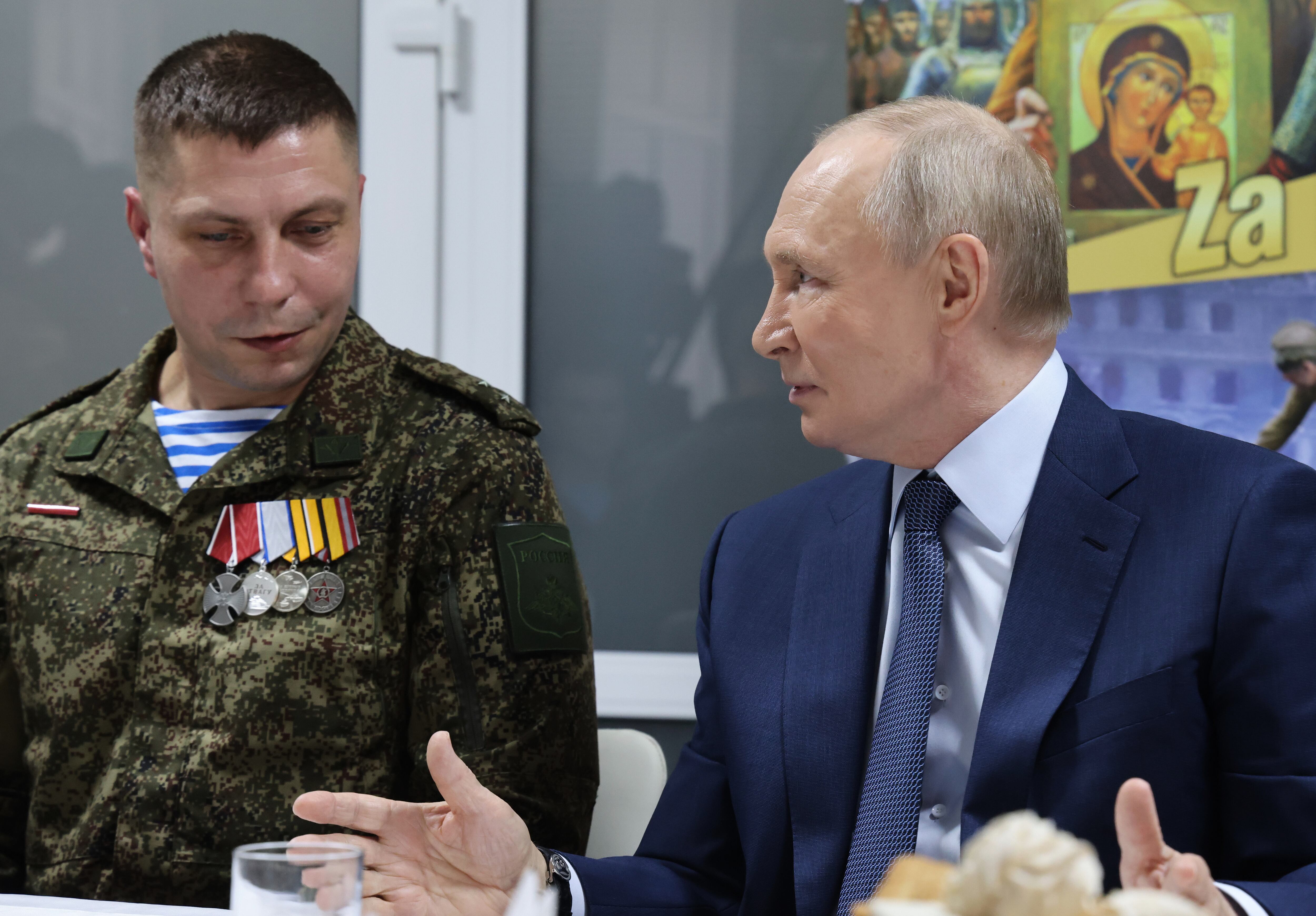 El presidente ruso Vladímir Putin, derecha, habla con militares rusos que combatieron en Ucrania en una visita al Hospital Central Clínico Militar, en Moscú, Rusia, el miércoles 29 de octubre de 2025. (Vladimir Gerdo, Sputnik, Kremlin Pool Foto vía AP)