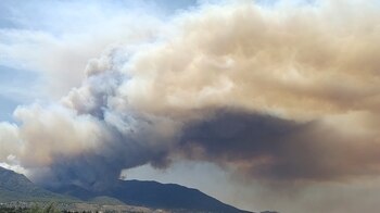 El humo se eleva desde