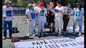 Hijos de personas desaparecidas protestaron en la Estela
de Luz para exigir por su localización con vida: "Hasta encontrarles"