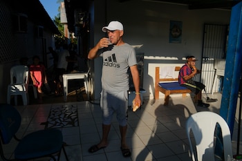 Miguel Hidalgo, un migrante cubano, toma un vaso de leche para desayunar en un albergue en Rio Branco, Brasil (AP Foto/Martín Mejía/Archivo)