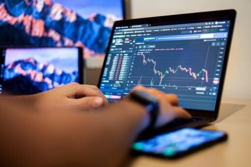 Algunos especialistas recomiendan la compra de acciones (BBVA)