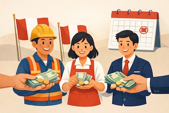 Tres trabajadores peruanos con uniformes reciben billetes y monedas de dos manos. Detrás, hay dos banderas de Perú y un calendario de escritorio con una fecha marcada.