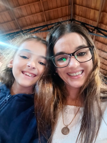 Emma convive con controles y aplicaciones médicas desde pequeña