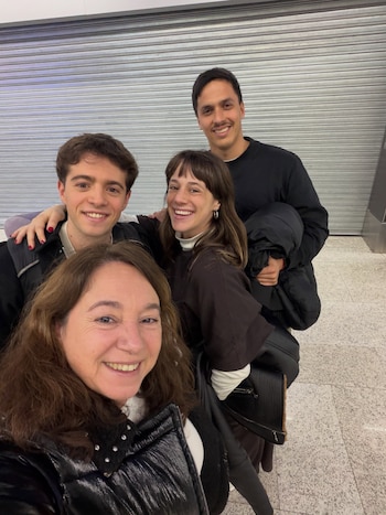 La familia Lapegüe despide a Franc, antes de viajar para estudiar en Harvard