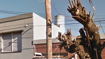 Tragedia en La Plata: un hombre murió al caer del techo de su casa cuando intentaba reparar el tanque de agua