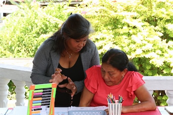 La voluntaria Graciela Serrano (i),