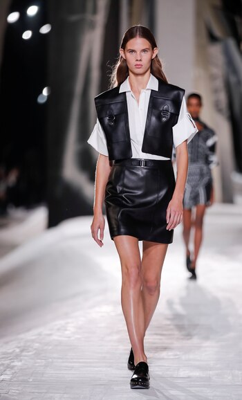 Chaleco y mini de cuero negra. El textil fue el protagonista de la pasarela del Paris Fashion Week de primavera verano para la firma Hermes en todas sus tipologías