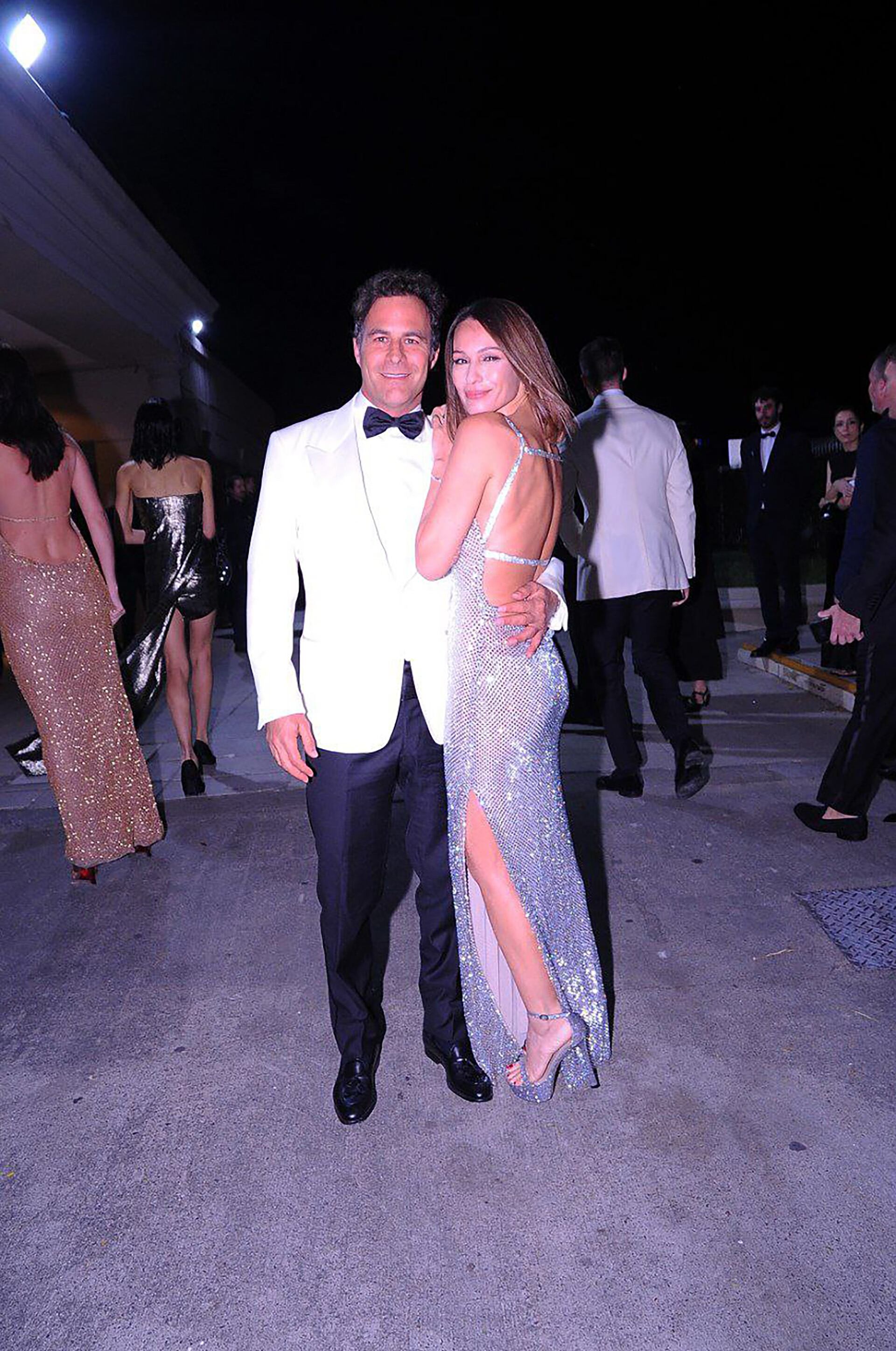 Pampita deslumbró con un vestido plateado y blazer blanco, consolidando su estilo elegante y moderno