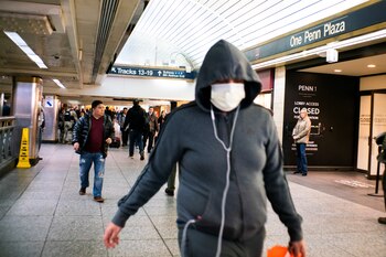 Un hombre con mascarilla camina