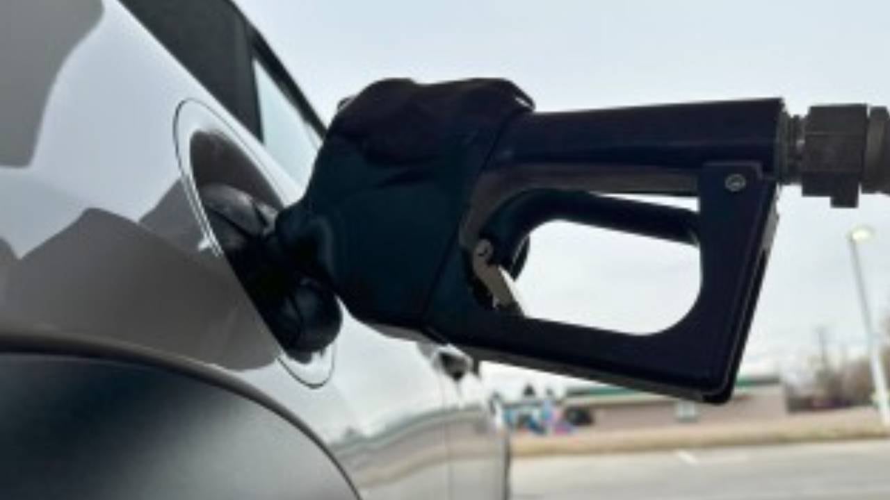 Elizondo afirma que las expectativas globales influyen más que nunca en el dólar, los commodities y la economía argentina (AP)