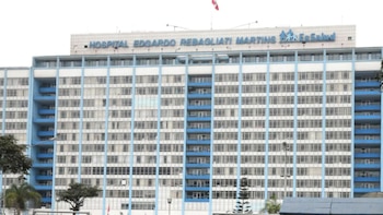 La atención del menor requirió un equipo multidisciplinario integrado por especialistas en cirugía cardiovascular pediátrica, dermatología, radiología, resonancia magnética e intervencionismo - Créditos: Andina.
