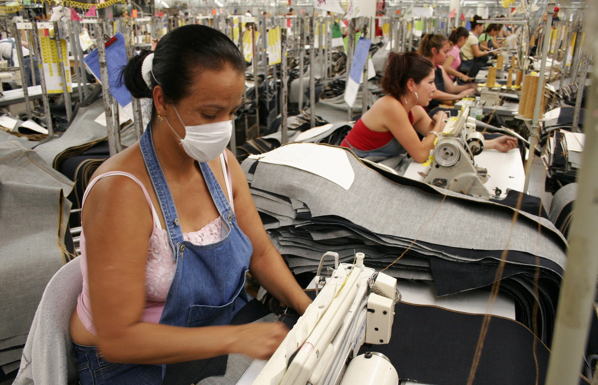 La magnitud de la caída impactó el saldo global de las exportaciones y reflejó una tendencia generalizada en el rubro textil. Los suéteres, pullovers y prendas similares sufrieron un descenso similar, al pasar de USD 393,2 millones a USD 98,8 millones, una baja de USD 294,4 millones. El sector, que en años previos lideraba las ventas externas, enfrenta así una de sus peores contracciones recientes. Imagen de archivo. EFE/Leopoldo Smith