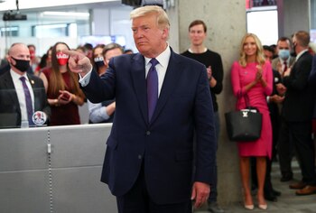 Donald Trump habla con su