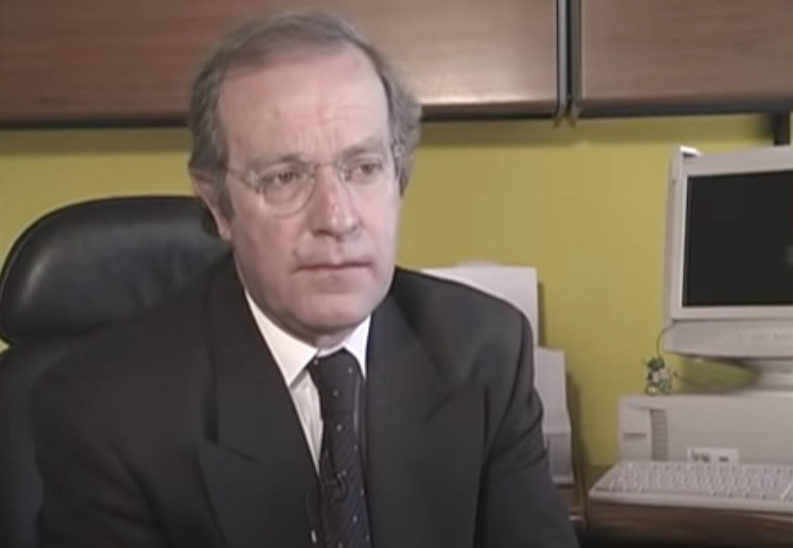 José Ramón Fernández en una de sus oficinas en TV Azteca (Foto: Youtube/Historias Engarzadas)