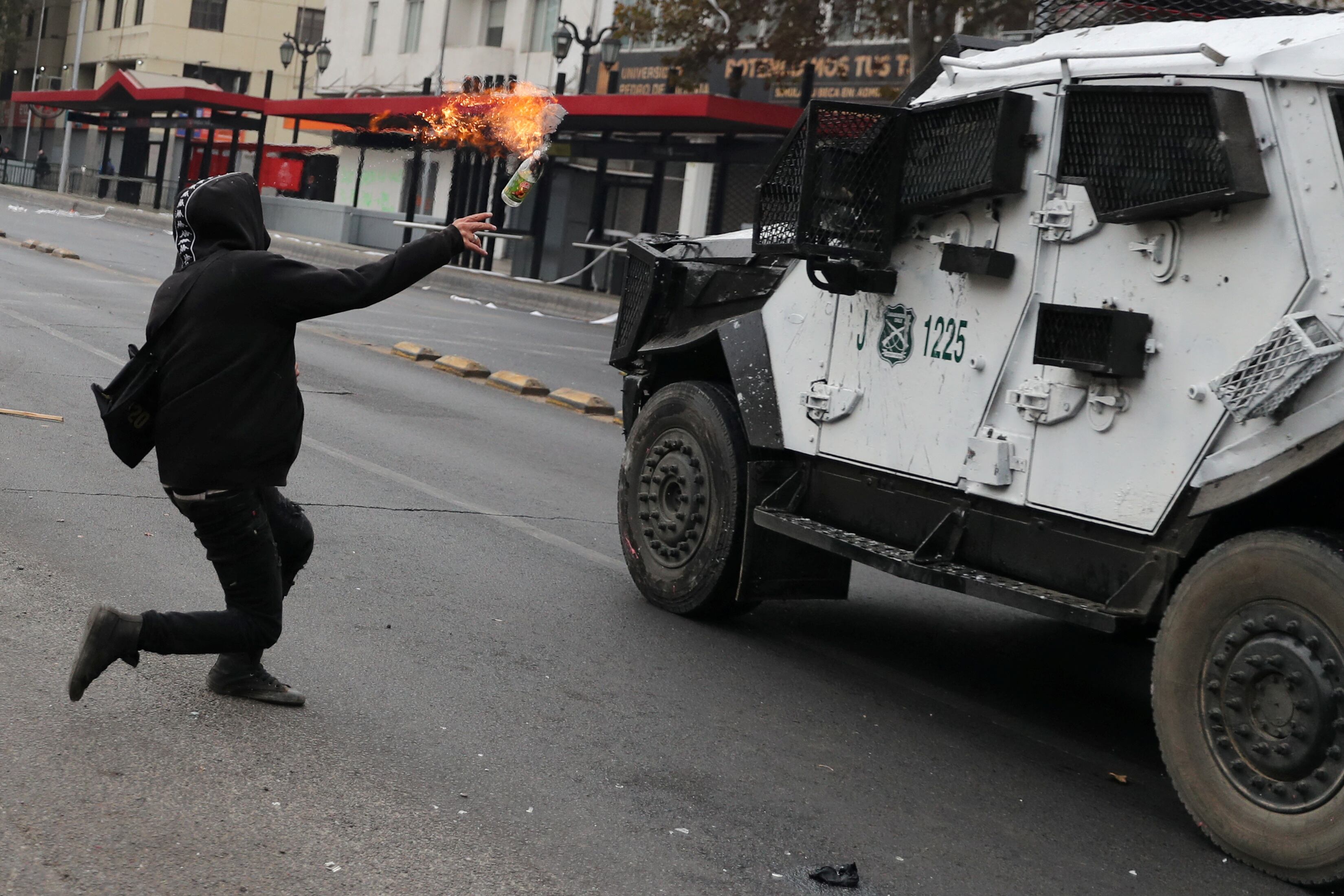 La bomba molotov causó afectaciones superficiales - crédito Ivan Alvarado/REUTERS