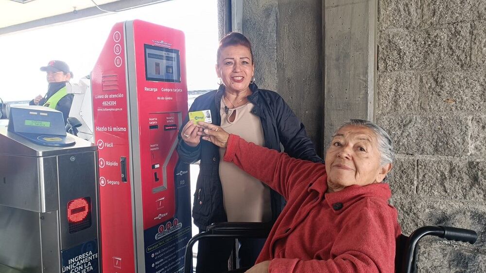 Adultos mayores con tarjeta TuLlave obtienen pasajes gratuitos, incluso sin estar registrados en el sistema Sisbén - crédito Integración Social