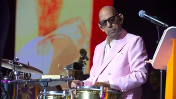 El salsero Willie Rosario celebra