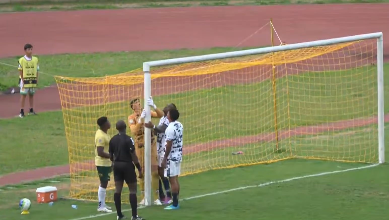 El partido se detuvo por varios minutos porque los jugadores trataron de reacomodar el palo del arco sur en Itagüí - crédito Captura de video Win Sports