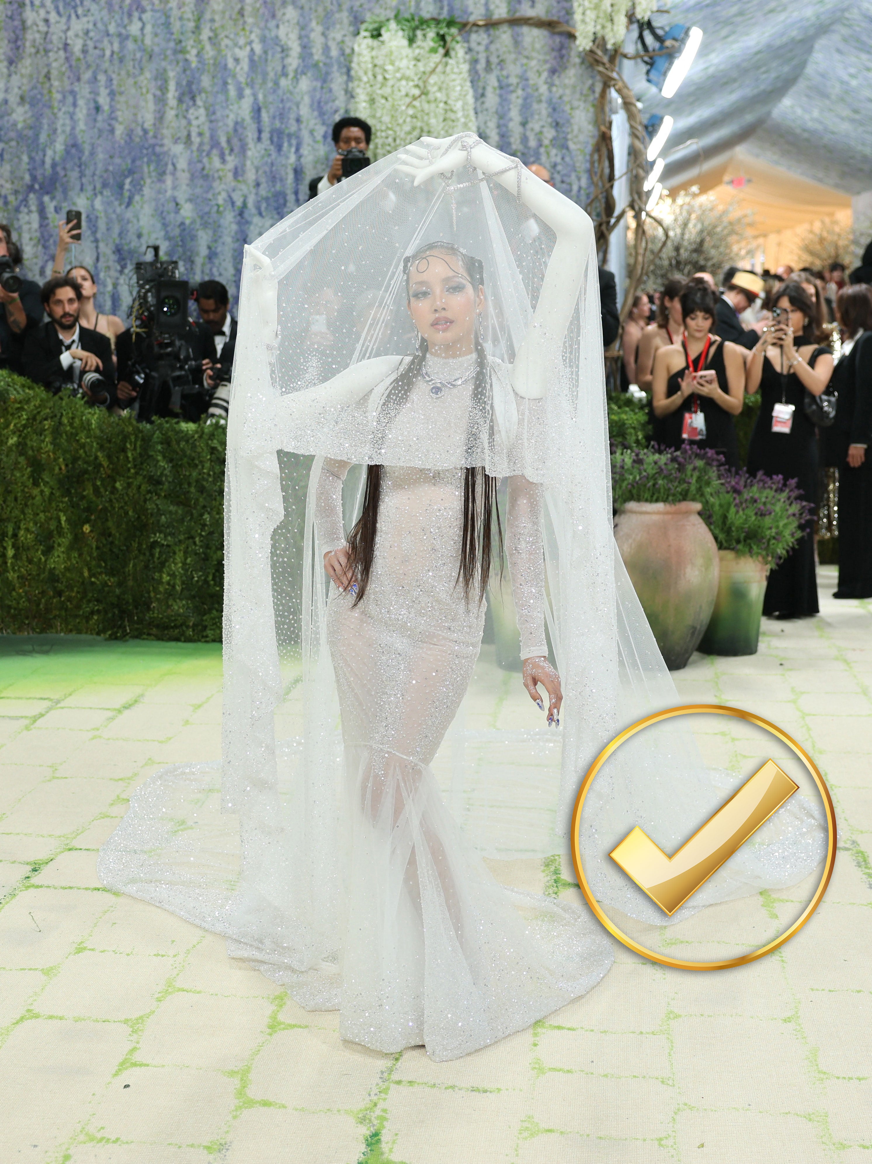 Lisa lució un vestido blanco translúcido adornado con pedrería y un velo etéreo, generando un efecto de pureza y modernidad