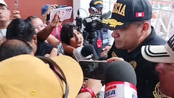 Óscar Arriola huye de la prensa al llegar a Trujillo y evita responder por masacre y secuestro
