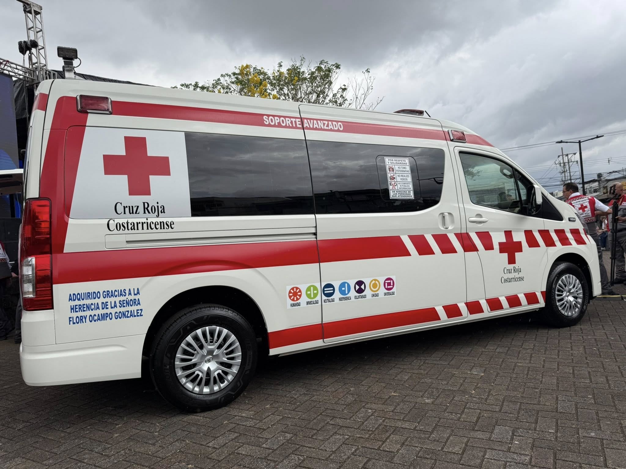 Ya en las primeras horas del lunes, Cruz Roja registró dos emergencias más. En el barrio 25 de Julio de Liberia, Guanacaste, un hombre llegó con una herida de arma blanca en el abdomen y fue trasladado en condición crítica al hospital local. (Foto cortesía Cruz Roja de Costa Rica)