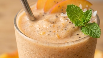 Licuado de durazno, coco y chía: bebida saciante, sin lácteos y con omega 3
