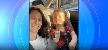 Una mujer sonriente y un menor con el rostro pixelado y un brazo enyesado se encuentran dentro de un automóvil