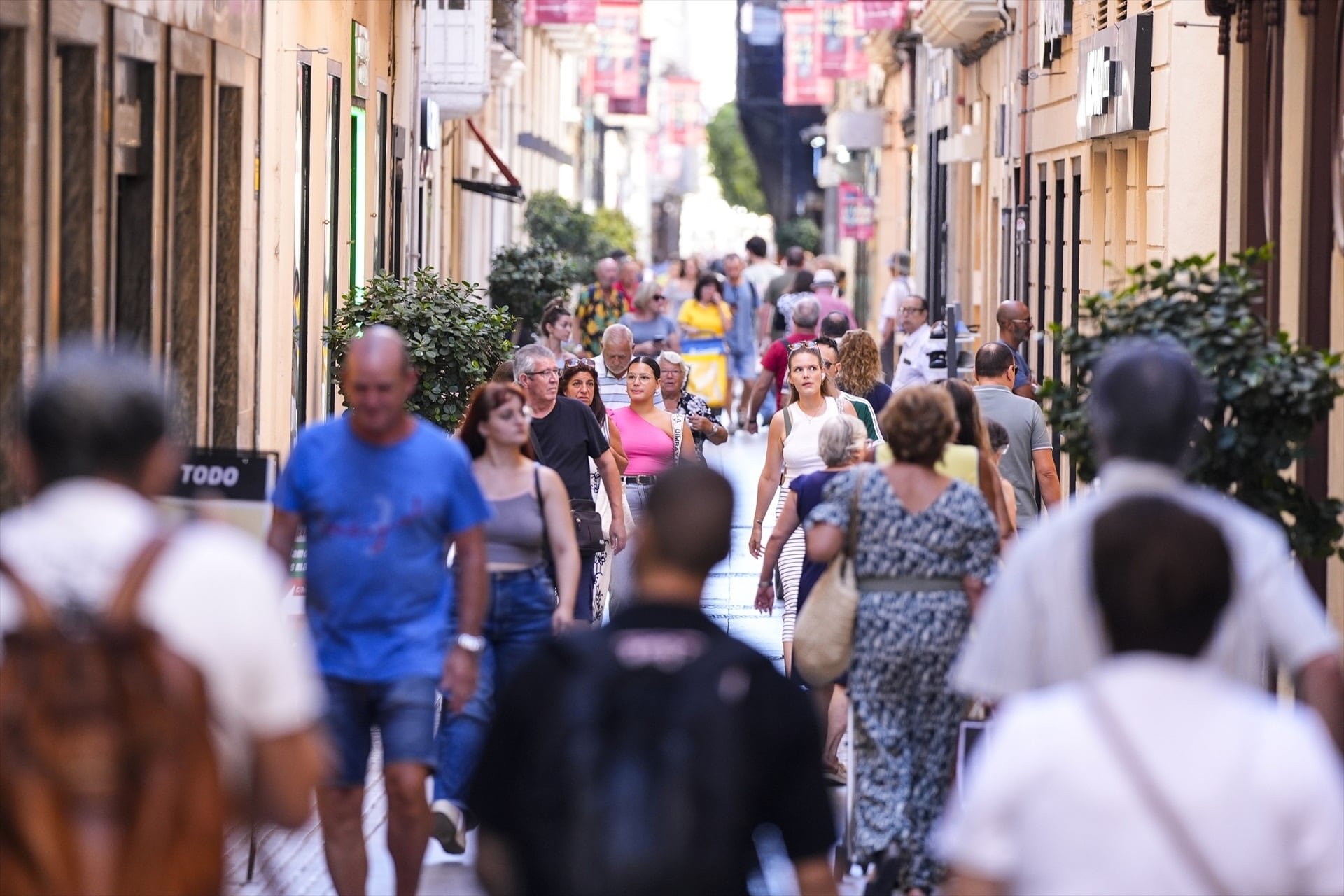 Varios personas pasean por una calle de Cádiz. (Joaquín Corchero/Europa Press)