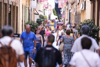 Varios personas pasean por una calle de Cádiz. (Joaquín Corchero / Europa Press)