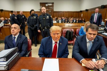 Trump se enfrenta a 34 delitos graves de falsificación de registros comerciales durante su campaña presidencial de 2016 como parte de un presunto plan para silenciar las denuncias de encuentros sexuales extramatrimoniales (Mark Peterson/REUTERS)