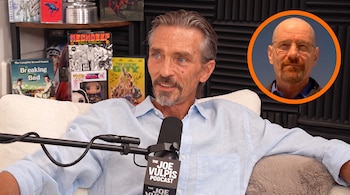 Un hombre con camisa azul habla frente a un micrófono de pódcast junto a un círculo naranja con la imagen de Walter White.