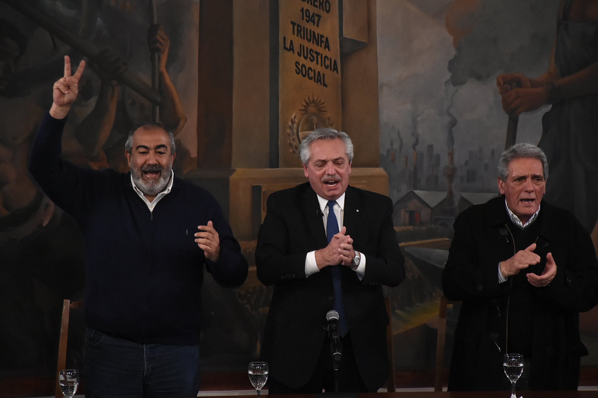 Alberto Fernández, con Héctor Daer y Carlos Acuña en la CGT (Foto: Nicolás Stulberg)