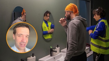 Trabajadores en el baño (REUTERS/Igor