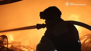 Un bombero ucraniano, silueteado contra