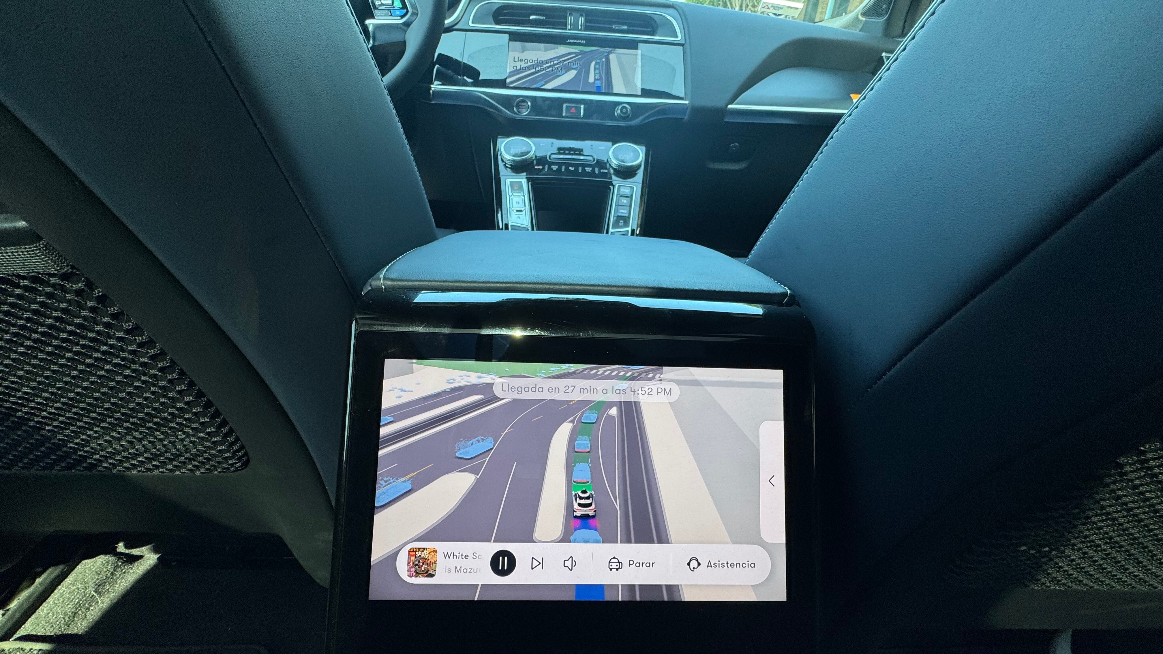 Durante el trayecto, el pasajero puede seguir la ruta en una pantalla ubicada detrás del asiento delantero. El sistema muestra con precisión los vehículos, giros y tiempos estimados. (Foto: Opy Morales)