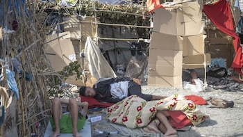 Comienza el traslado de migrantes a los nuevos espacios habilitados por el Gobierno en Ceuta: se amplían las plazas hasta las 1.800