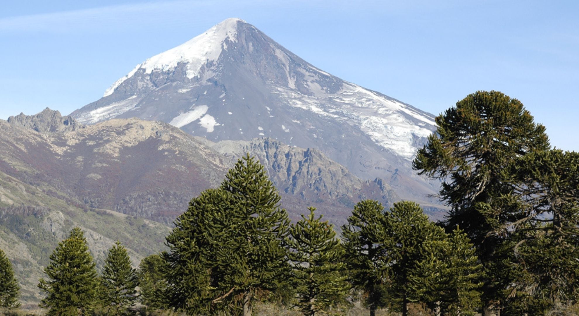 Una caminata al Lanín implica enfrentar un desnivel cercano a los tres mil metros durante tres días y soportar condiciones físicas intensas (Parque Nacional Lanín)