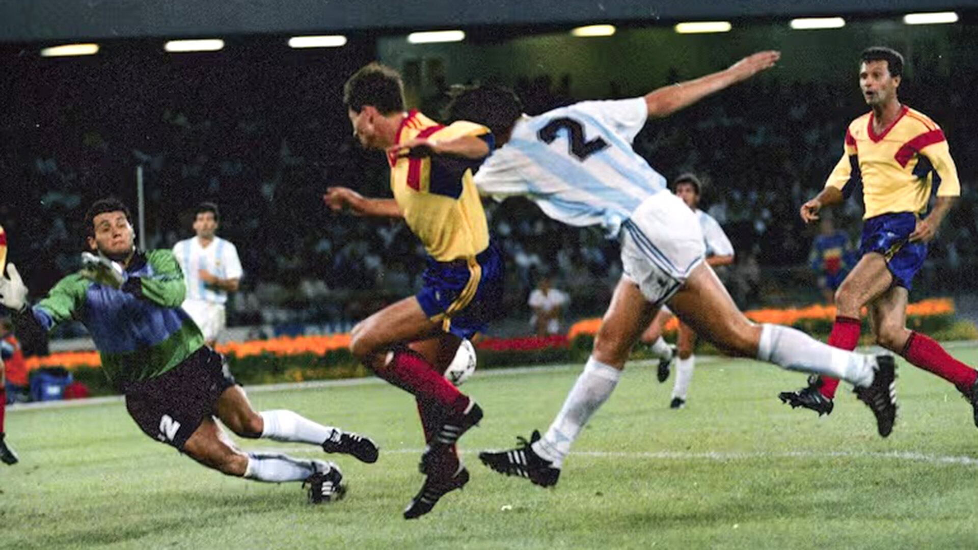 Goycochea en una de las varias salvadas que tuvo esa noche