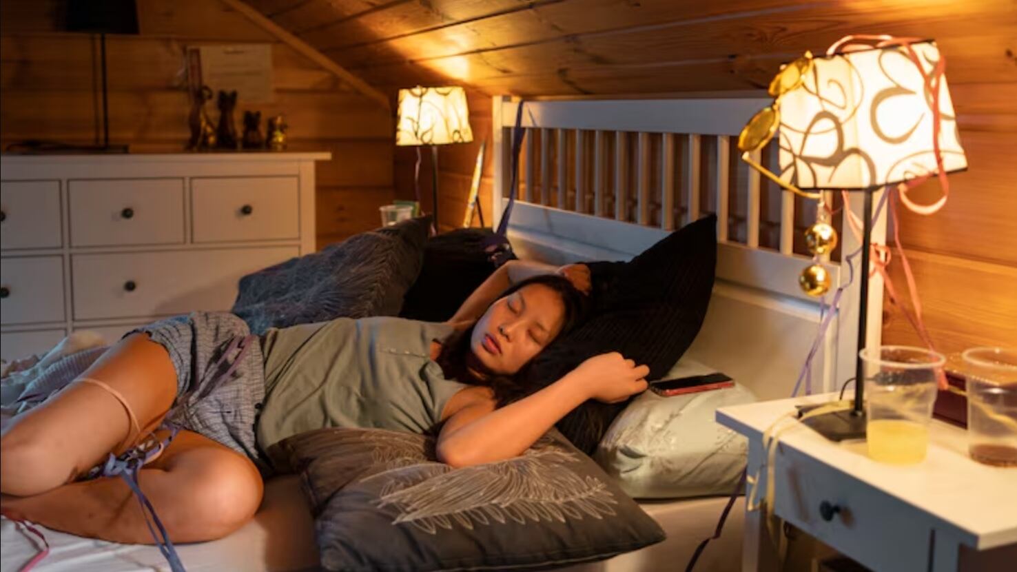 Dormir con luz encendida aumenta el riesgo de enfermedades cardiovasculares y trastornos mentales, según un estudio de la American Heart Association (Freepik)