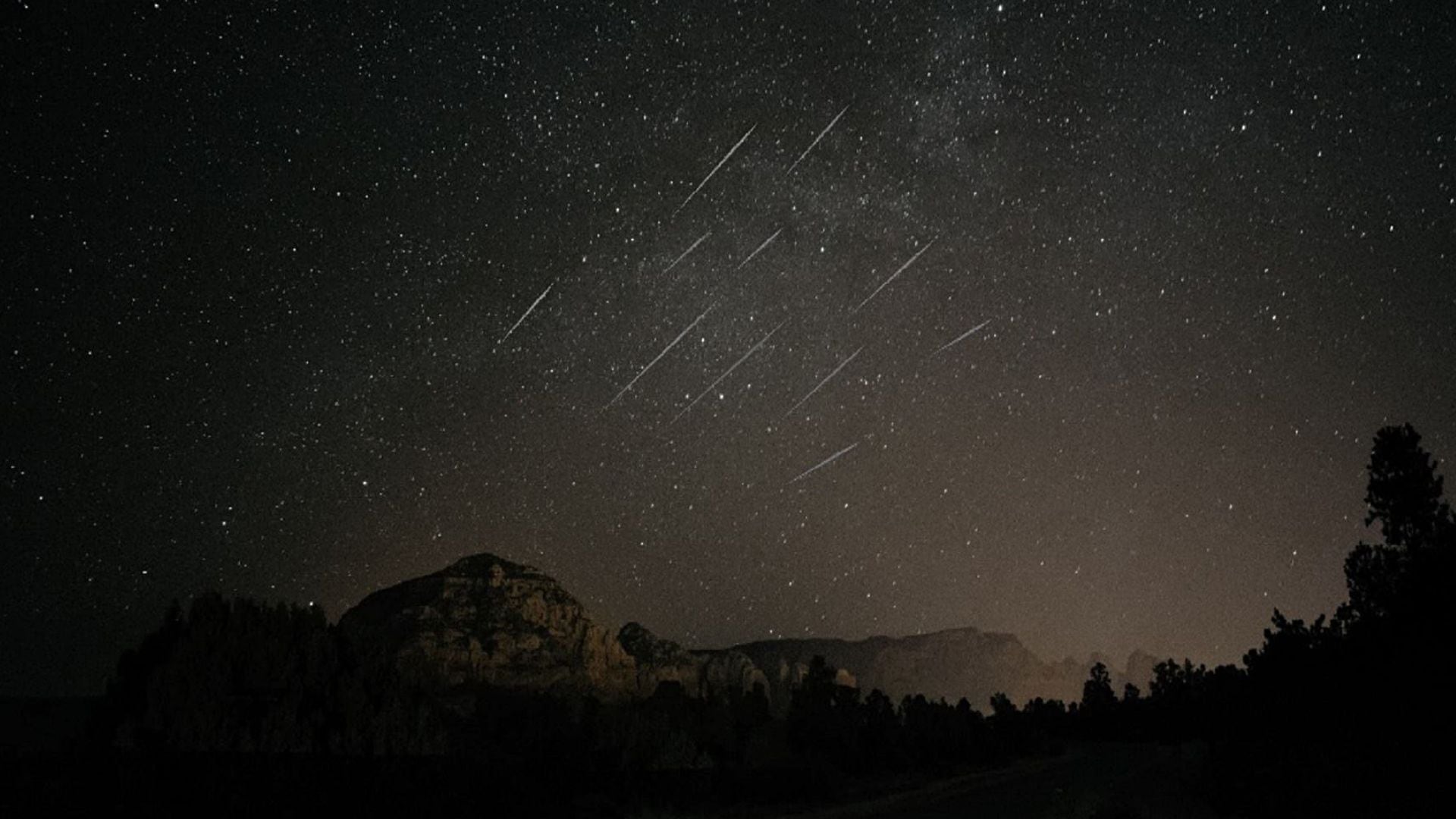 Un cielo iluminado por la luna llena dificulta la visión de los meteoros más tenues de la lluvia Cuadrántidas (IGP)