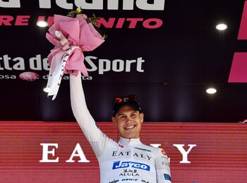 Pogacar reafirmó su liderato en