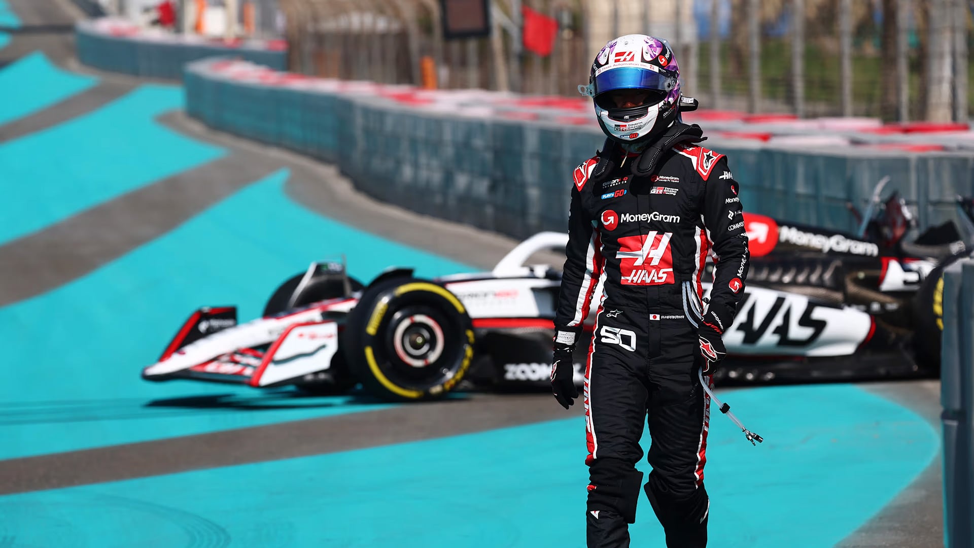 Ryo Hirakawa vuelve caminando tras su accidente (Prensa F1)