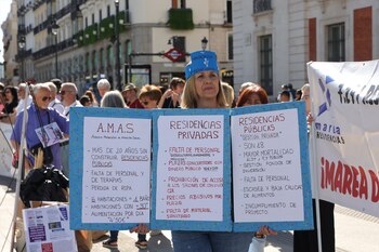 Varias personas se manifiestan bajo